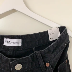 Zara jeans oanvända - Stl 44 modell wide leg hi-rise full lenght