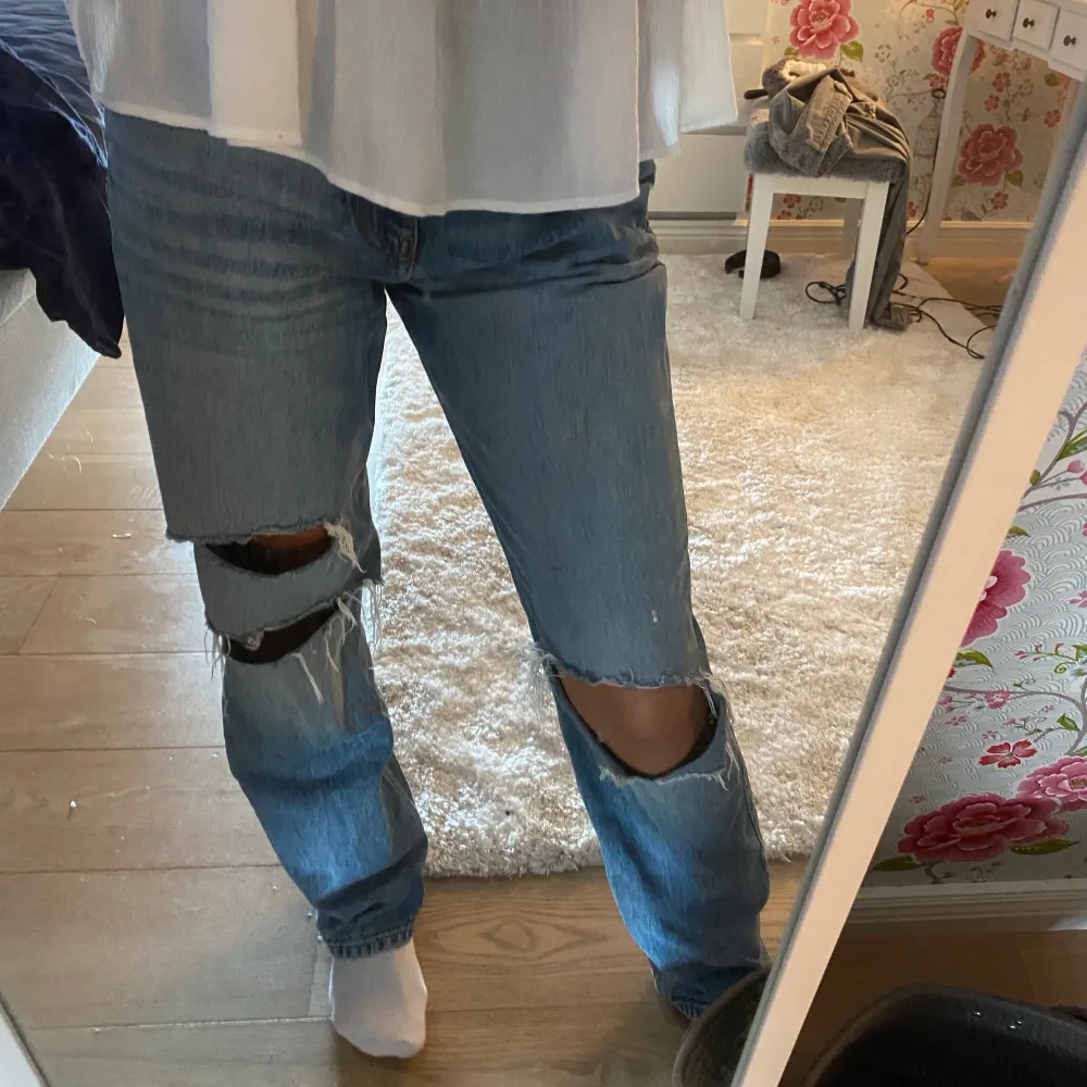 Säljer dessa coola jeans från ginatricot, superfin tvätt och slitningar på knäna, passar superbra till hösten och var jättefin passform 💕 kom privat för mer bilder eller frågor😝 jag har vanligtvis 36 i jeans. Jeans & Byxor.