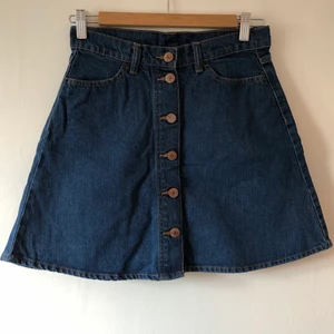 Jeanskjol  - Jeanskjol från monki med knappar och fickor. Använd ett fåtal gånger. Passform: A-linje