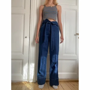 Långa raka jeans med knyte - Bra skick. Passar både S och M.