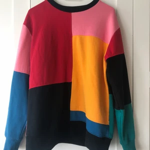 Vans sweatshirt - Ascool och unik tröja från Vans i superskönt material, perfekt för hösten nu när det börjar bli svalare ute 💕 storleken är M fast skulle snarare säga M/L, tröjan är i fint skick men säljer pga använder för lite, nypris 500kr men säljer för 200kr, priset kan diskuteras! Jag kan frakta eller mötas upp i Stockholm, Tyresö, Älta och Haninge 💕