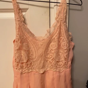 Rosa playsuit storlek S - Rosa playsuit använd 1-2 gånger. Är i bra skick. Storlek M men skulle säga att den passar en S bättre.