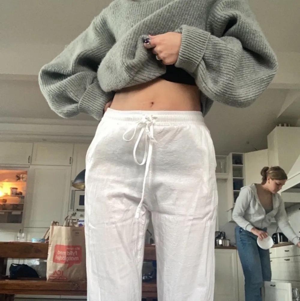 Säljer då dom inte passar, passar längd 165 och kortare, många intresserade så buda om du vill köpa!!💕. Jeans & Byxor.