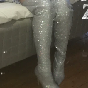 Glittriga högklackade boots - Köpta från ASOS, använda en gång inomhus, toppskick, storlek 39