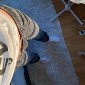 Populära midrise straight leg jeans 💓 - Mörkgråa midrise straight leg jeans 🤩 Säljer då dom tyvärr har blivit för korta på mig som är 173cm och har väldigt långa ben. Passar nog någon som är 170cm eller neråt 💓 Passar både XS och S då dom är väldigt stretchiga och formar sig bra efter kroppen 🥰  OBS. Ser mörkare ut i verkligheten!! Skicka för fler bilder  