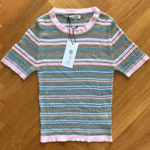 Glittrig tröja rosa/turkos  - Fin top i storlek xs/s från Design by Si, Aldrig använd (Nypris 269 kr)