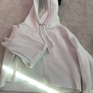 Cropped hoodie - En hoodie som inte jag använder längre, men är väldigt varm och bra skick, skriv om ni är intresserade🙃