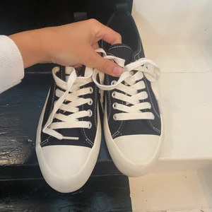 SKOR - sneakers ish, aldrig använda, stl 39💕💕 köparen står för frakt