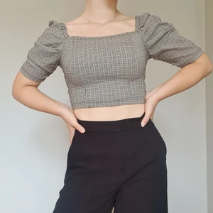 Top m puffärm - Fin top m puffärmar från Topshop, rutmönster i brunt, svart och vitt. Använd ett fåtal gånger och är i väldigt bra skick. 