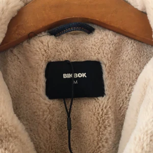 jeansjacka - en väldigt snygg jenasjacka med otroligt mjukt o skönt tyg inom jackan. Jackan är köpt för 600 kr och då ja aldrig har använt den så kan ja inte sänka mer än till 500 kr. Hör gärna av er om intresserade!❤️