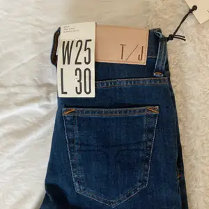 Helt nya mörkblå jeans från Tiger of Sweden. Modellen är Kelly high waisted, super stretch. Strl W25 L30. Nypris runt 1199 kr mitt pris 799 kan diskuteras. 