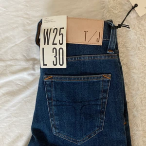 Tiger of Sweden Jeans Kelly - Helt nya mörkblå jeans från Tiger of Sweden. Modellen är Kelly high waisted, super stretch. Strl W25 L30. Nypris runt 1199 kr mitt pris 799 kan diskuteras. 