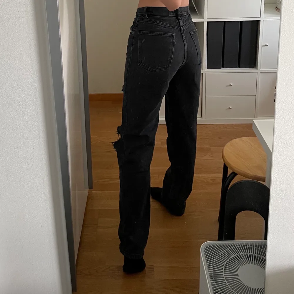 Svarta nakd jeans med hål i storlek 36! Jag är ungefär 167 och jeansen sitter perfekt i längden 🤩 . Jeans & Byxor.