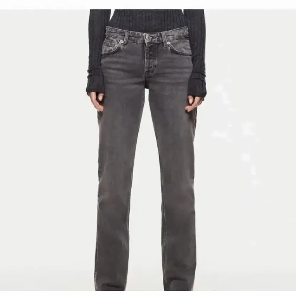 Säljer dessa helt slutsålda, lågmidjade jeansen från zara. Dem är helt oanvända och har prislappen kvar.💗💗💗. Jeans & Byxor.