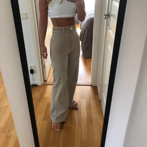 Beiga Zara jeans - Supersnygga beiga högmidjade jeans från Zara i storlek 32. Jag säljer dem för att jag inte får någon användning av dem!🥰 Frakt ingår ej i priset.