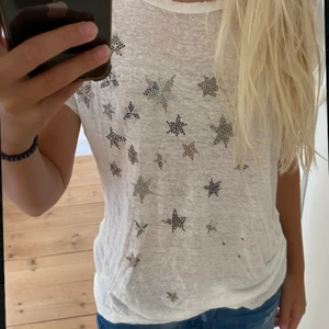 Zadig&Voltaire T-shirt/Blus - Säljer denna superfina tshirt/blus från Zadig! Nypris: 1090kr, har tre små hål i sig som knappt syns och därför säljs för 250kr💞 