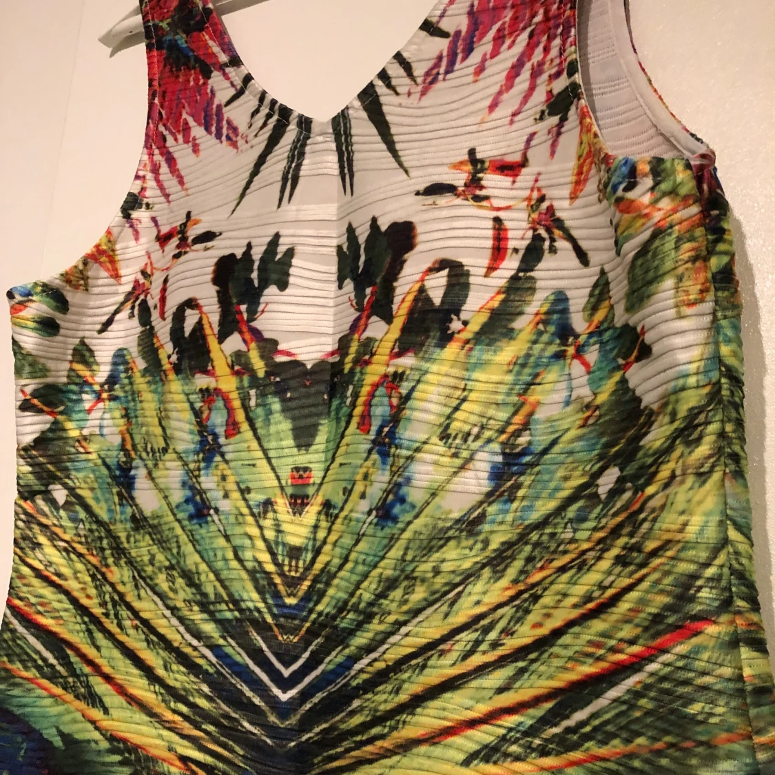 Figurklänning med vackert mönster st. L - 90