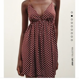 Prickig miniklänning Zara - Prickig miniklänning från Zara - OANVÄND med prislappen kvar. Min är i storlek L men i och med att man justerar i ryggen själv kan storlekar från S—>XL ha denna klänning. Kuporna är lite större så det är nästan fördelaktigt att köpa i en större storlek då Zaras kupor vanligtvis brukar vara ganska små. Superfin och jätteskön! 🤩200 kr +frakt!🤩 Skickar gärna bild med klänningen på vid begäran!
