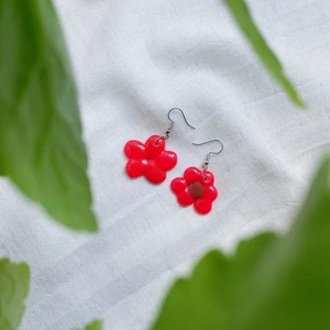 Pärlörhänge ”Vallmo” - VALLMO är ett par pärlörhängen som är ca 4,5 cm långa. Dom har silver krokar och är ett par hängande örhängen.