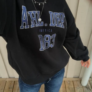 Vintage sweatshirt  - Den snygga vintage sweatshirten från ginatricot, i fint skick o endast använd en gång ⚡️❗️❗️ MÅNGA INTRESSADE SÅ BUDA I KOMMENTARERNA, EXKLUSIVE FRAKT (66kr & SPÅRBAR)❗️❗️