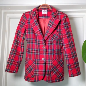 Vintagekavaj - Mjuk vintagekavaj i skottsrutigt mönster. Utsidan är jättefin men fodret är slitet på vissa ställen, små hål, och sytt som syns på sista bilden (efter att axelvaddar tagits ur)🍀