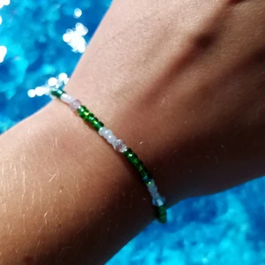 Armband - detta armband är ca 19 cm, nytt och hemmagjort. Det är gjort av elastisk tråd och om du är intreserad kmt så skriver vi privat sen