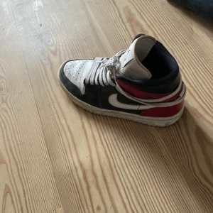 Jordan 1 mids  - Säljer nu mina jordans i storlek 40, väl använda men vid intresse/köp fixar jag till dom så de ser fräscha ut. Har vanligtvis storlek 39 men dessa passar perfekt.