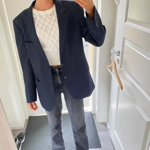 Oversized kavaj - Säljer min supersnygga oversized kavaj köpt vintage. Finns några små hål på insidan jag kan skicka närmare bilder på om man är intresserad. Köparen står för frakten💕