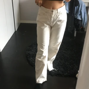 Jeans  - Ett par vita jeans 