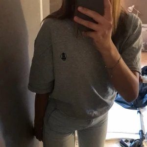 Wrangler tee strl XL - Oversized t-shirt, skit snygg! Säljer den för den kommer tyvärr ej till användning:/