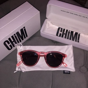 Rosa chimi glasögon - Säljer mina chimi solglasögon som jag aldrig använt för att dom inte passade mig. Dom är i modellen #002 guava med svart glas💕 Nypris: 1000kr💕