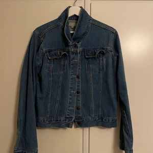 Jeans jacka - Jeans jacka i stolek M, aldrig använd. Väldigt bra skick!