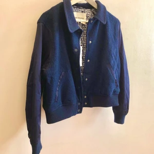 En mörkblå bomberjacka från Carin Wester - En oanvänd bomberjacka (med prislapp kvar) från det svenska modemärket Carin Wester. Produkten tillverkas inte längre och jackan har inte skadats sedan köpet. Den har dessutom förvarats i ett rökfritt hem.