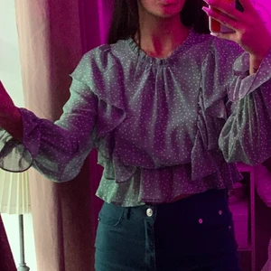 Prickig fintröja - Passar även M, köpt i Frankrike, aldrig använt 