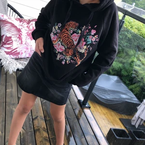 Gina Hoodie  - Fin hoodie från Gina Tricot med tiger tryck på, använt typ 5 gånger. 