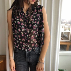 Blus med blomdetaljer - Brun blus med blommor, knäpps framtill.