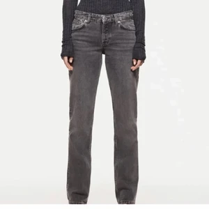 Zara lågmidjade gråa jeans - Intresdekoll på mina populära lågmidjade jeans från zara i storlek 36, vill se vad jag kan få för dom men säger redan nu att jag inte säljer för under 600kr. Direkt köp för 990kr annars lägger man bud i kommentarerna från 600kr❤️