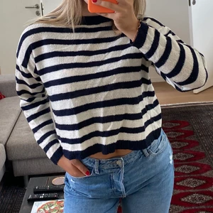 Bershka stickad tröja  - skön och fin blå-vit randig stickad tröja. Passar jättebra på sommarkvällar men även på hösten/vintern med en tröja under💘 Sparsamt använd, inga defekter!