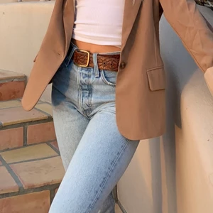 501 Levis jeans  - Ljusblåa 501:or köpta här på Plick. Stl. W.26 L.28🦋 Säljer då jag inte tycker passformen passar mig och blir lite för stora i midjan:( Det finns en missfärgning bak på rumpan (sista bilden) som inte går bort. Har tvättat flera gånger. Men det är inget som är tydligt! På grund av det har jag startpriset rimligt lågt. Skriv vid frågor🤍 som jämförelse är jag 162cm, du kan se hur högt de går när jag sitter på bild 2.