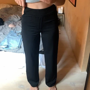 Svarta raka kostymbyxor från bikbok! - Jättefina kostymbyxor i strl s men passar xxs-s med smal midja. Går precis ner till golvet på mig som e 170. Använda men fortfarande i fint skick✨ bild 1 visar att de stängs på sidan med dragkedja. finns inga fickor o jätteskönt material! nypris 300, säljer för endast 120+frakt👌 