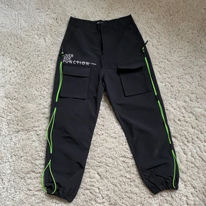 Cargobyxor  - Väldigt snygga och använda 2 ggr cargobyxor från Zara! Väldigt skönt material men som tyvärr inte passar längre! Väldigt snygg neongrön detalj på sidorna