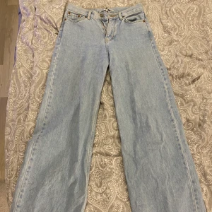 Junkyard jeans, storlek 24 - Ett par riktigt snygga Junkyard jeans helt o andvända dem är lite för breda för min smak, de är storlek 24 precis som nya:).                                  ( köparen får stå för frakten) 