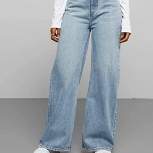 Weekday Ace jeans - Weekday Ace ljusblå jeans. Sparsamt använda! Suuuupersnygga på men svårt att få en bra bild. (första bilden är lånad)