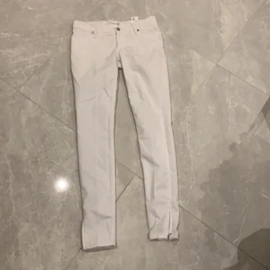 Vita jeans - Vita Jeans i jättebra skick med silverdetalj närmast hälen 