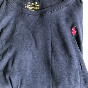 Långärmad tröja - Långärmad Ralph lauren tröja i mörkblå med ett rosa märke. Jätte snygg storlek 12-14💕