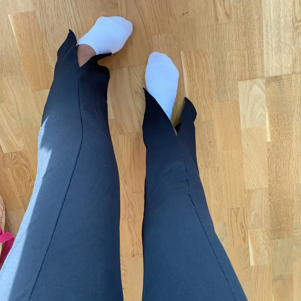 Superfina byxor/leggins med slits framtill i jättefint skick! Jag är 166cm lång och frakt tillkommer 💕 xxs men känns som en xs/s. Jeans & Byxor.