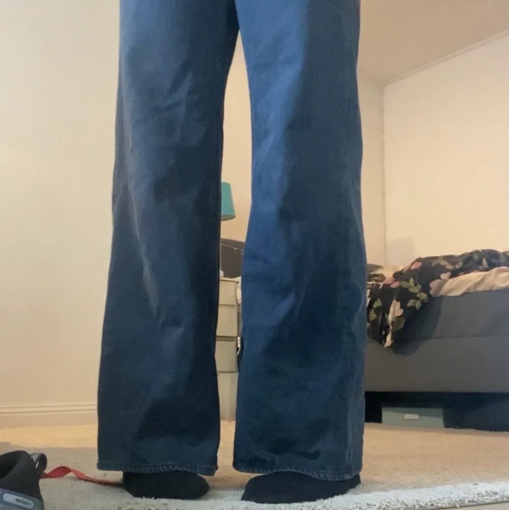Super snygga Jeans från weekday! mörkblå. Tajta uppe o mer lösa nere. Jag är en 175 o ser ut så på mig💕. Jeans & Byxor.