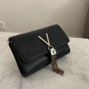 Valentino by Mario väska - En svart liten gå ut väska från Valentino by Mario med silvriga detaljer och silvrig kedja. Väskan är i ett bra skick förutom att hängkedjorna har tappat lite färg, annars är den som ny!
