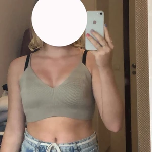 H&M - Säljer en jätte fin tröja får hm i storlek M men passar även S! Orginalpris är 150kr men säljer för 100kr!