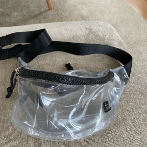 Urban Outfitters! Strl. Onesize - Säljer denna coola väska från Urban outfitters! Passar superbra till alla outfits och är i nyskick. På sista bilden syns det hur man kan använda den. Köpte den för ca 2 år sedan så den går inte längre att få tag på. Buda i kommentarerna💕Köparen står för frakt